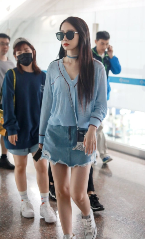 黑白匡威不吃香了,瞧瞧孟美岐的"水银匡威",上脚效果特吸睛