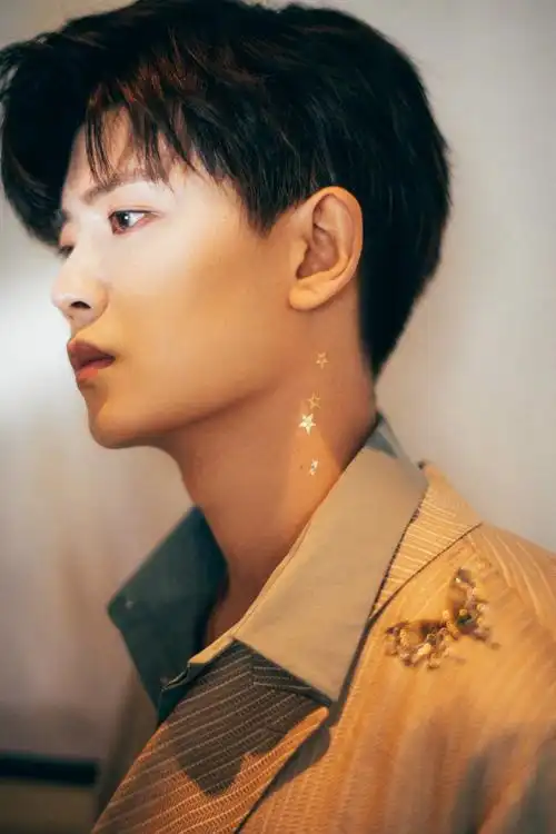 任嘉伦侧脸好虐啊