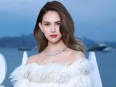 两个人的相遇是昆凌经过朋友的介绍去周杰伦店里打工