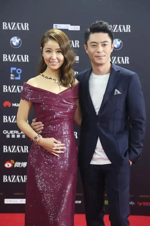 霍建华和老婆林心如一起幸福肥圆润肚腩肥足一圈