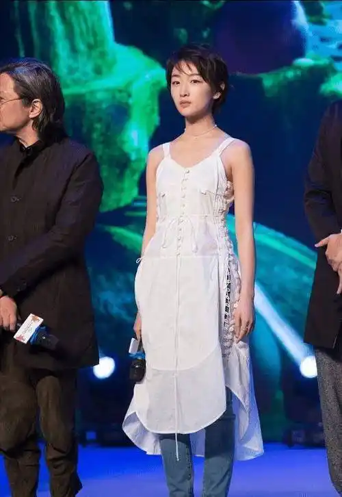 原创周冬雨属于耐看型的虽然身材没什么女人味但看上去还挺清纯的