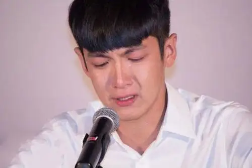 柯震东复出不成攀上富二代女友18岁的美女学霸颜值不输前任