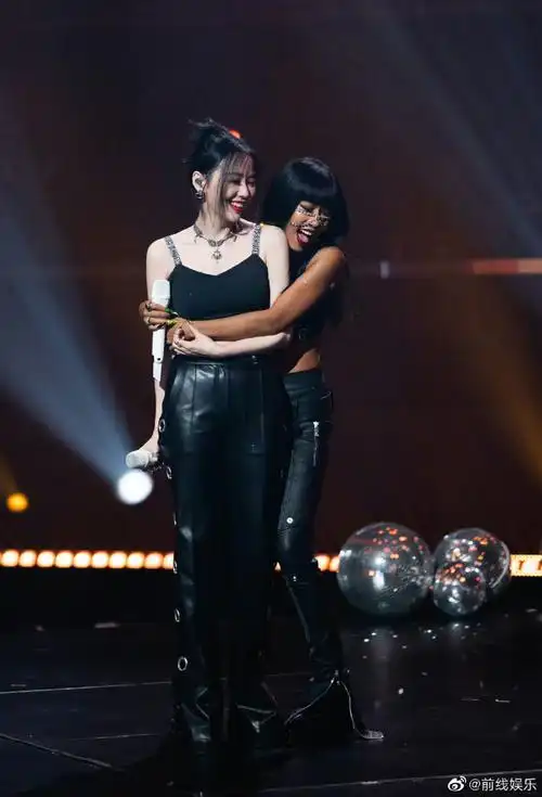 张靓颖吉克隽逸合照