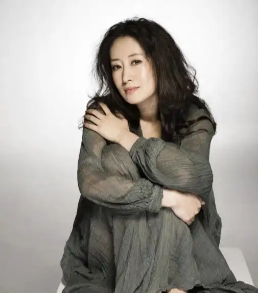 她在最红时嫁人,离婚后成单身妈妈,为女儿再次复出一鸣惊人