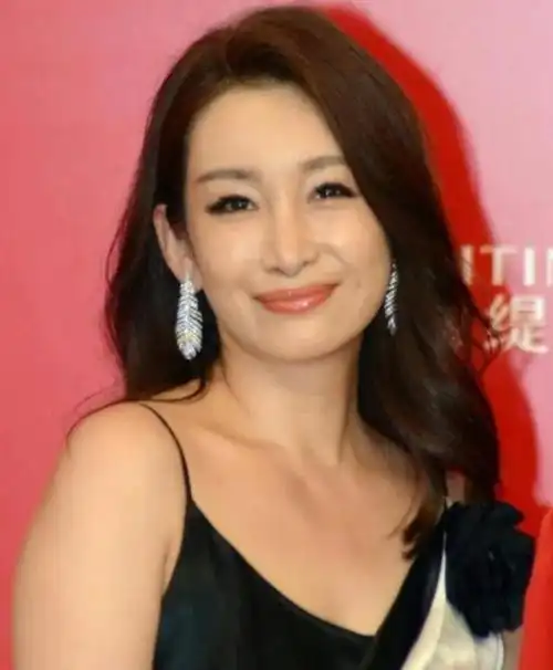回顾影后秦海璐每月给丧子丧夫的婆婆生活费以后我就是您亲女儿
