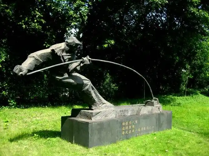 广钢雕塑家叶军作品《钢铁工人》以广钢炼钢工人形象塑造后立在厂