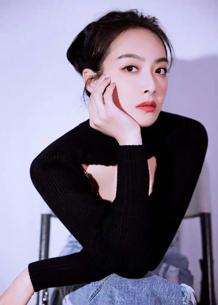 宋茜穿黑色镂空装勾勒完美曲线 眼神空灵妆容精致灵气十足