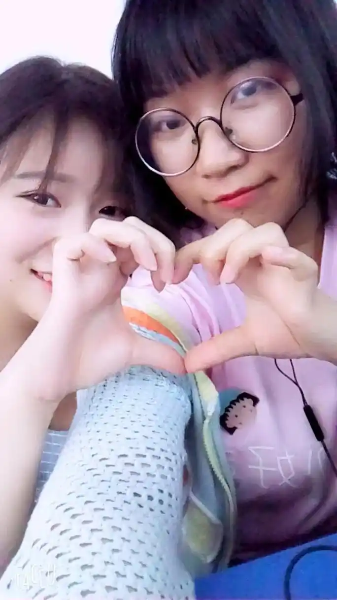 约定了每年520都要合拍一张比心照片啊今年已经第七年了呀 - 抖音