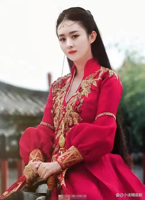 从目前《与凤行》曝光的剧照来看,赵丽颖在这部电视剧中的造型非常