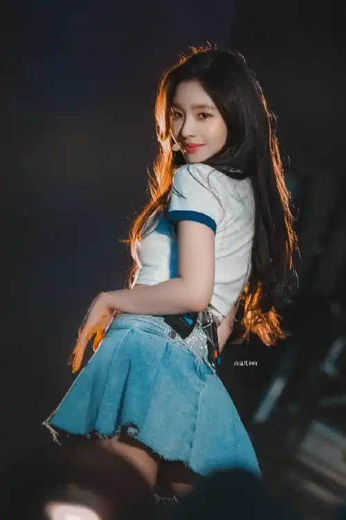 延迟分享一下最近拍到的美女 好久没拍舞台了 谢谢姐给的机会#裴珠泫