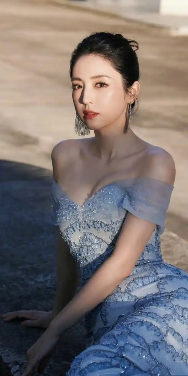 董璇蓝白渐变鱼鳞蕾丝亮片礼服裙,仙气且优雅