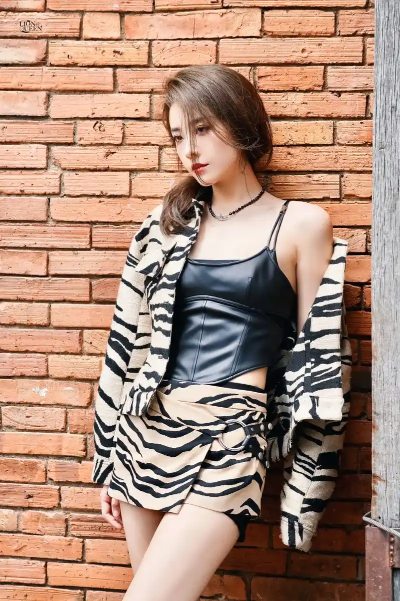喻言吊带豹纹短裙配上这大长腿,血压上来了