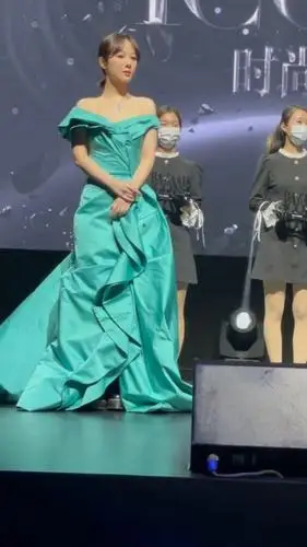 杨紫色抹胸露肩礼服长裙下穿的居然是马丁靴