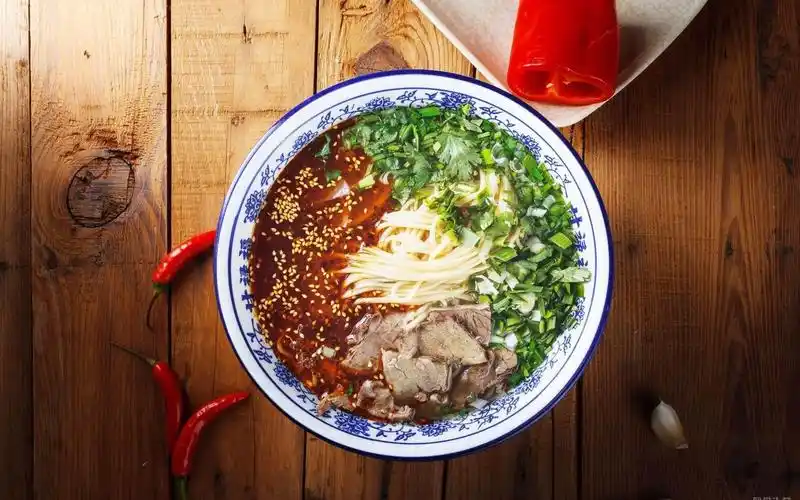 兰州牛肉面离开当地的水等因素,就变成了全国各地的冒牌兰州拉面_哔哩