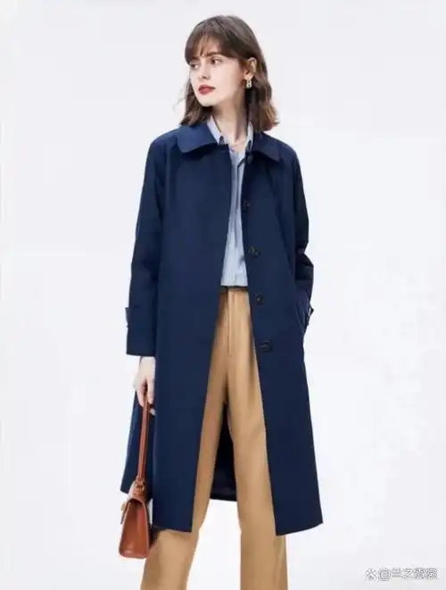 一款适合中年女性穿搭的,百搭款藏蓝色风衣,显白显气质高级时髦
