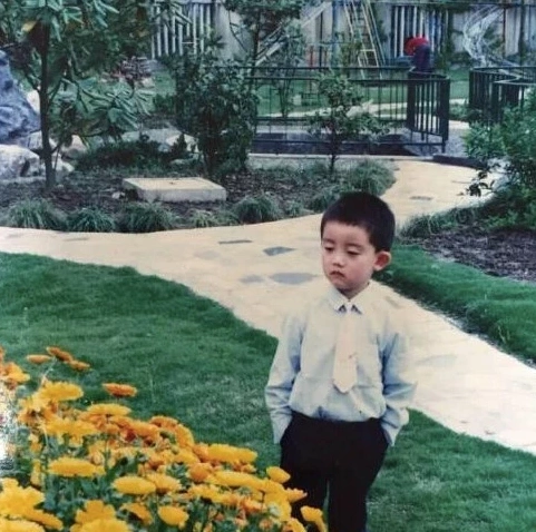 郑恺不承认是富二代,看到他小时候的照片,网友直呼:土豪啊