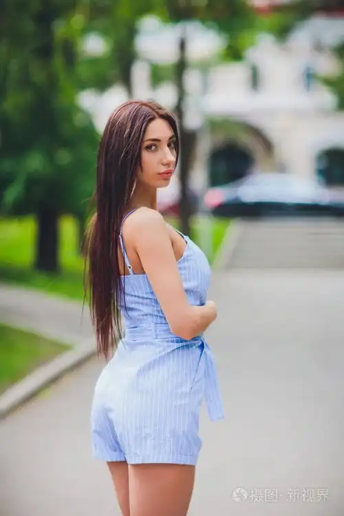 微笑的时尚女孩在夏季欧洲小镇.愉快的女性肖像.复制空间