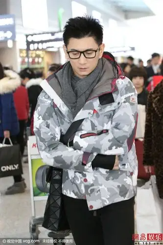 吴奇隆机场肠胃炎发作 一脸病容不忘与粉丝告别