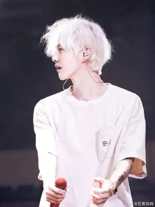 论鹿晗白发与侧颜的适配度,怎么可以有人这么帅!