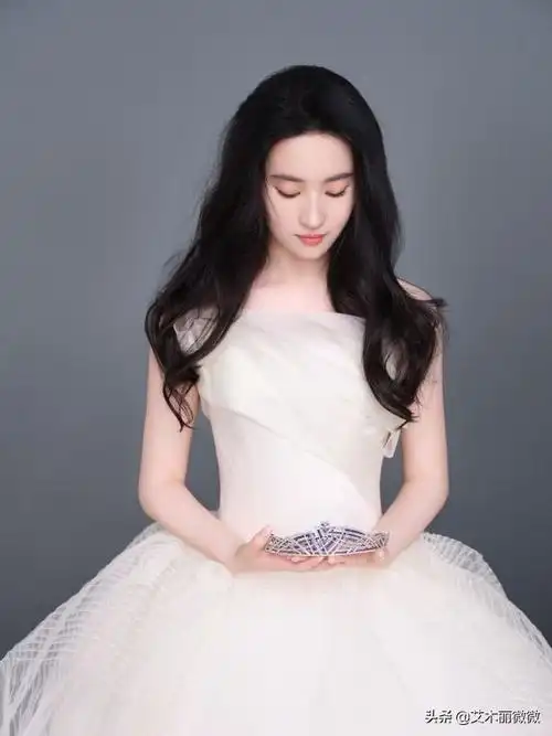 刘亦菲拍摄婚纱造型,一袭白纱衬得优雅高级,不愧是"仙女姐姐"