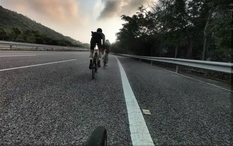 公路车骑行珠海平沙水库养老爬坡看风景