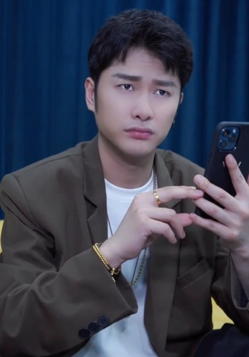 原创朱梓骁搞怪拍变妆视频,满身金饰好奢侈,现主攻带货一场赚千万