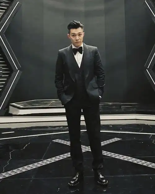 37岁周柏豪再度当爸,儿女双全凑成"好"字,发长文感谢圈外老婆