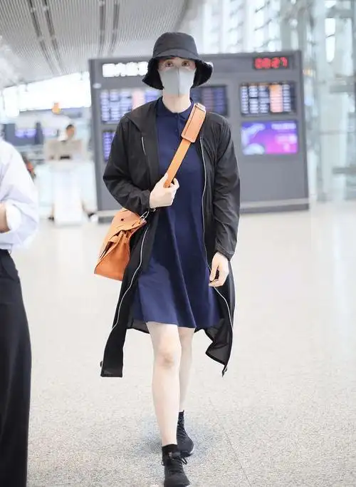 蒋欣骨架大肩膀宽,走机场穿宽松的上衣,无论脸多小都觉得好胖!