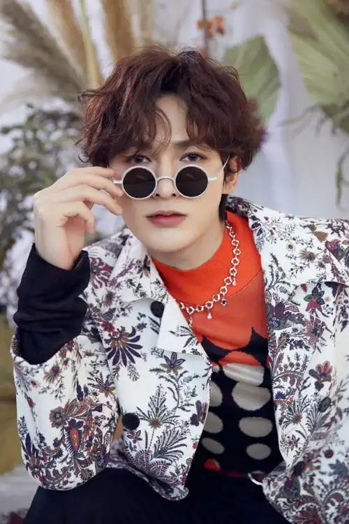 专注自家#@theo-朱正廷身穿印花大衣搭配圆形墨镜出席#新浪时尚风格