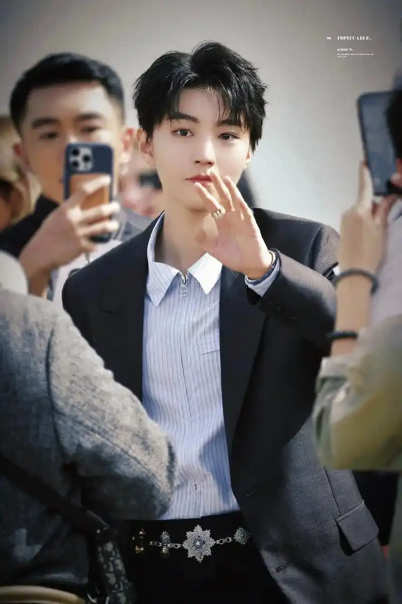 王俊凯2024巴黎时装周 2024年首个海外行程#王俊凯 - 抖音