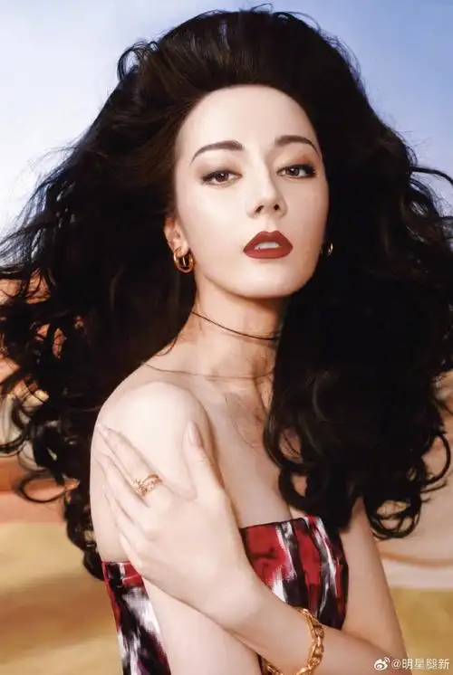 《时尚芭莎》迪丽热巴大波浪卷发复古摩登写真