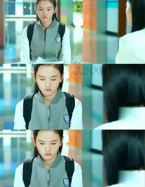 就像邬童对沙婉说的,"全班女生围着他转的时候,只有你不敢靠近,即使是