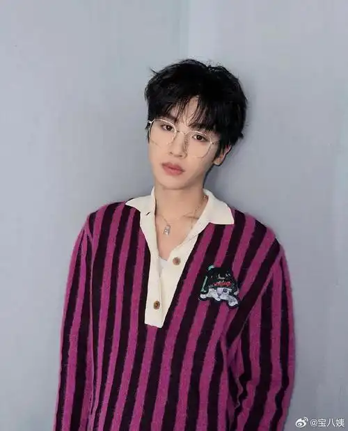 黄明昊多戴眼镜吧,好帅|黄明昊_新浪新闻