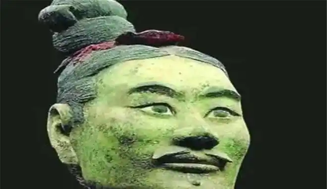 考古挖掘出一个绿脸兵马俑专家看了争论不休禁止出国展览