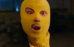 [恶棍天使]邓超拿着棍子狂扁戴黄色头套的抢劫犯