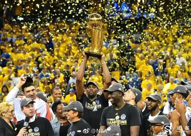 此外,这还是勇士队史第五座nba总冠军(1947,1956,1975,2015,2017)