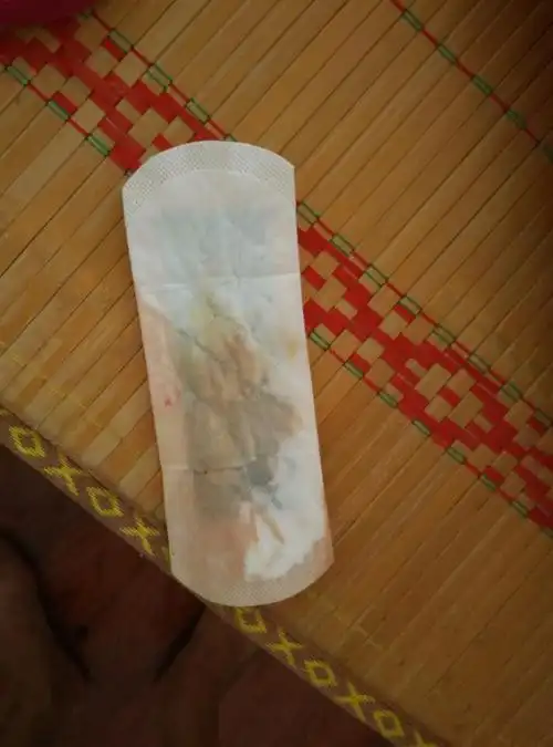 开始有点褐色 接着就流了好几次 内裤都湿了 白色透明