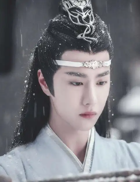 王一博说自己不适合白发古装,被造型师强烈要求后,不小心"惊艳"了时光