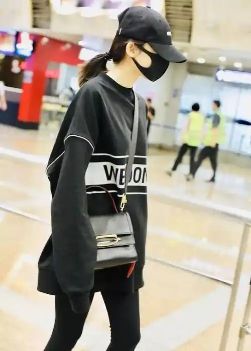 古力娜扎穿2千7卫衣8千2鞋子坐飞机,看到腿我服了!_亮点_双腿_黑色