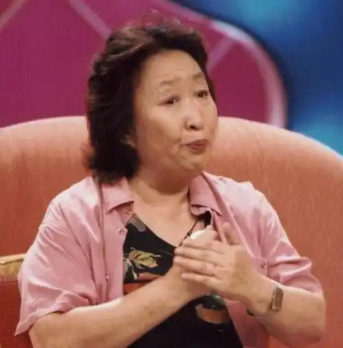 相识,不久后就步入了婚姻的殿堂,婚后生下了赵玲琪和赵珈琪两个女儿