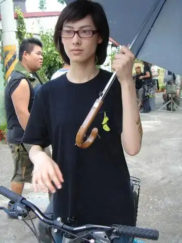 刺青.梁洛施眼镜t样太帅了!