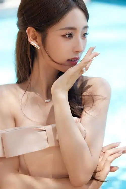 邢菲香槟色蝴蝶结包臀长裙##邢菲把痘变成痣