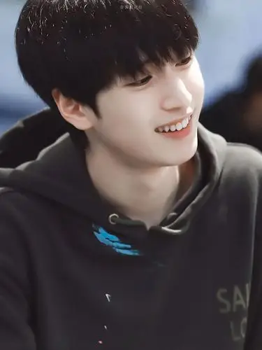 严浩翔笑起来有这么好看