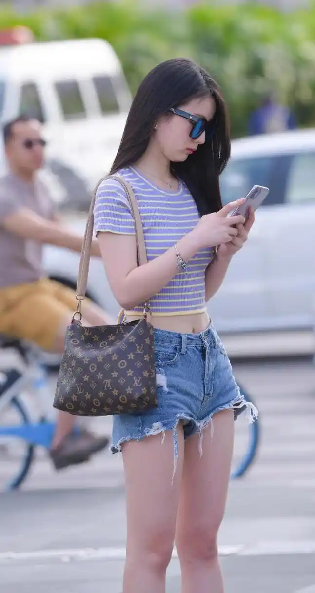 街拍性感迷人的牛仔短裤美女#时尚街拍# #养眼美女