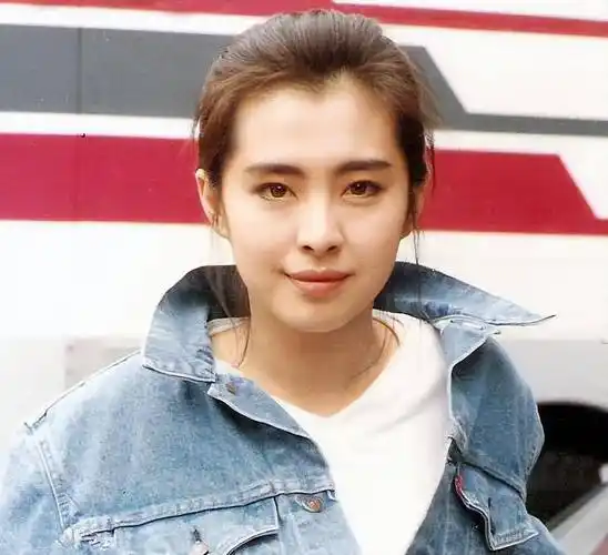 是香港电影里面最美的,即使是林青霞,张曼玉站在旁边,也比不过王祖贤