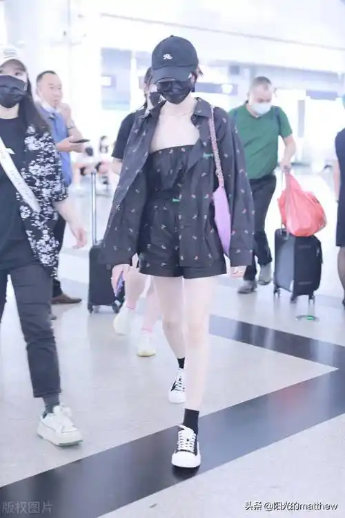 孟佳戴现身长沙机场黑色印花短裤套装长腿吸睛