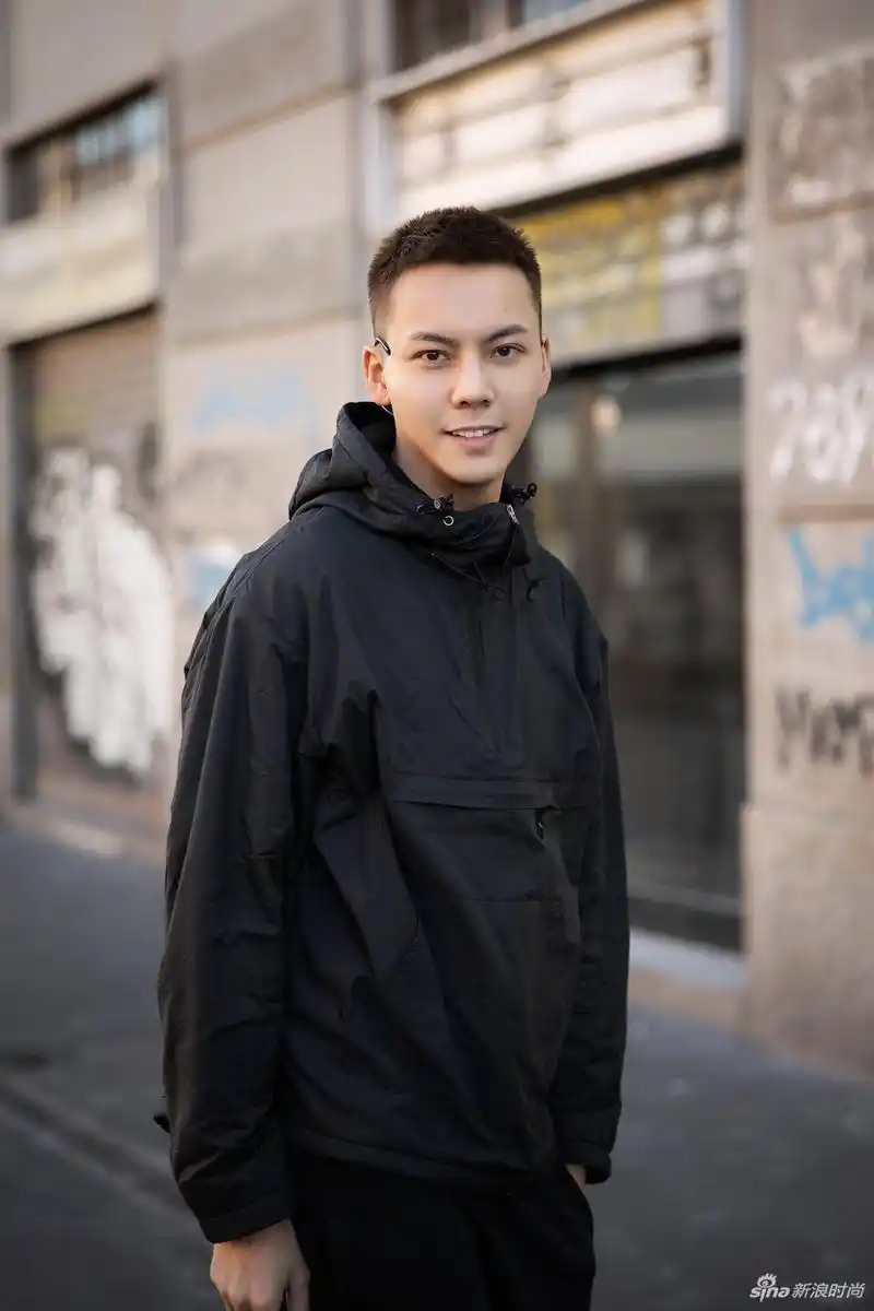 陈伟霆米兰街拍 全黑造型配寸头很刚很有型