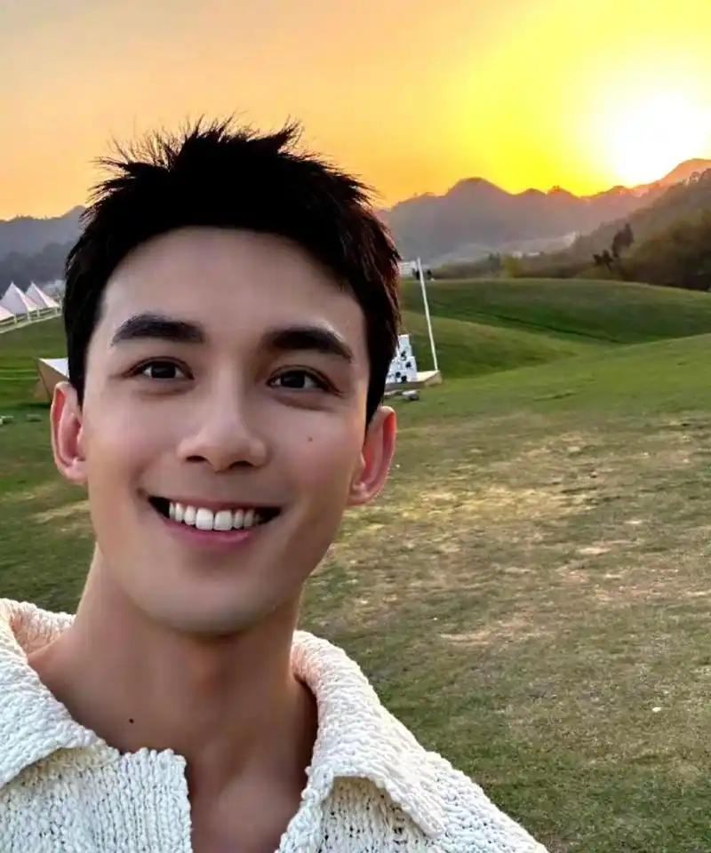 吴磊在夕阳下自拍,收工下班时充满喜悦.