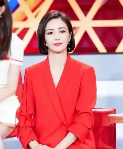 佟丽娅太适合穿西装了,优雅大气还透着知性美,看着就有高级感_网易