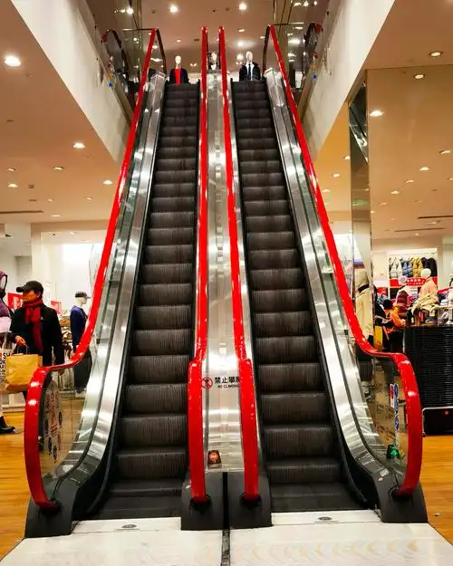 商场自动扶梯